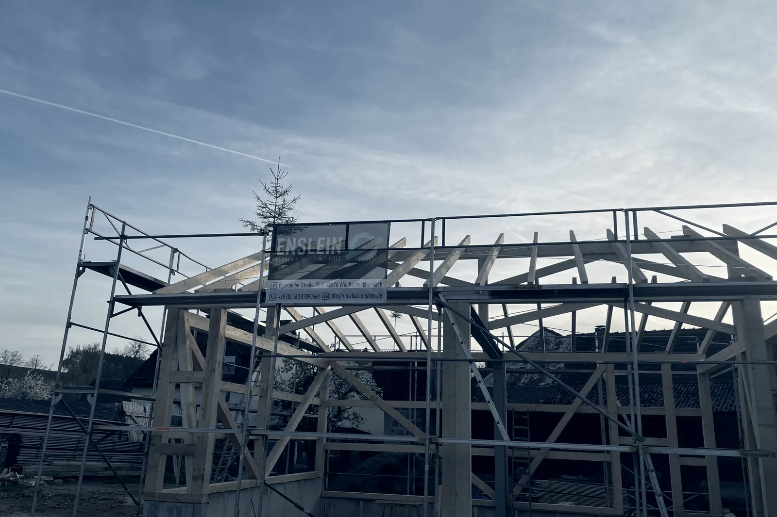 Rohbau in Holzbauweise mit Gerüst